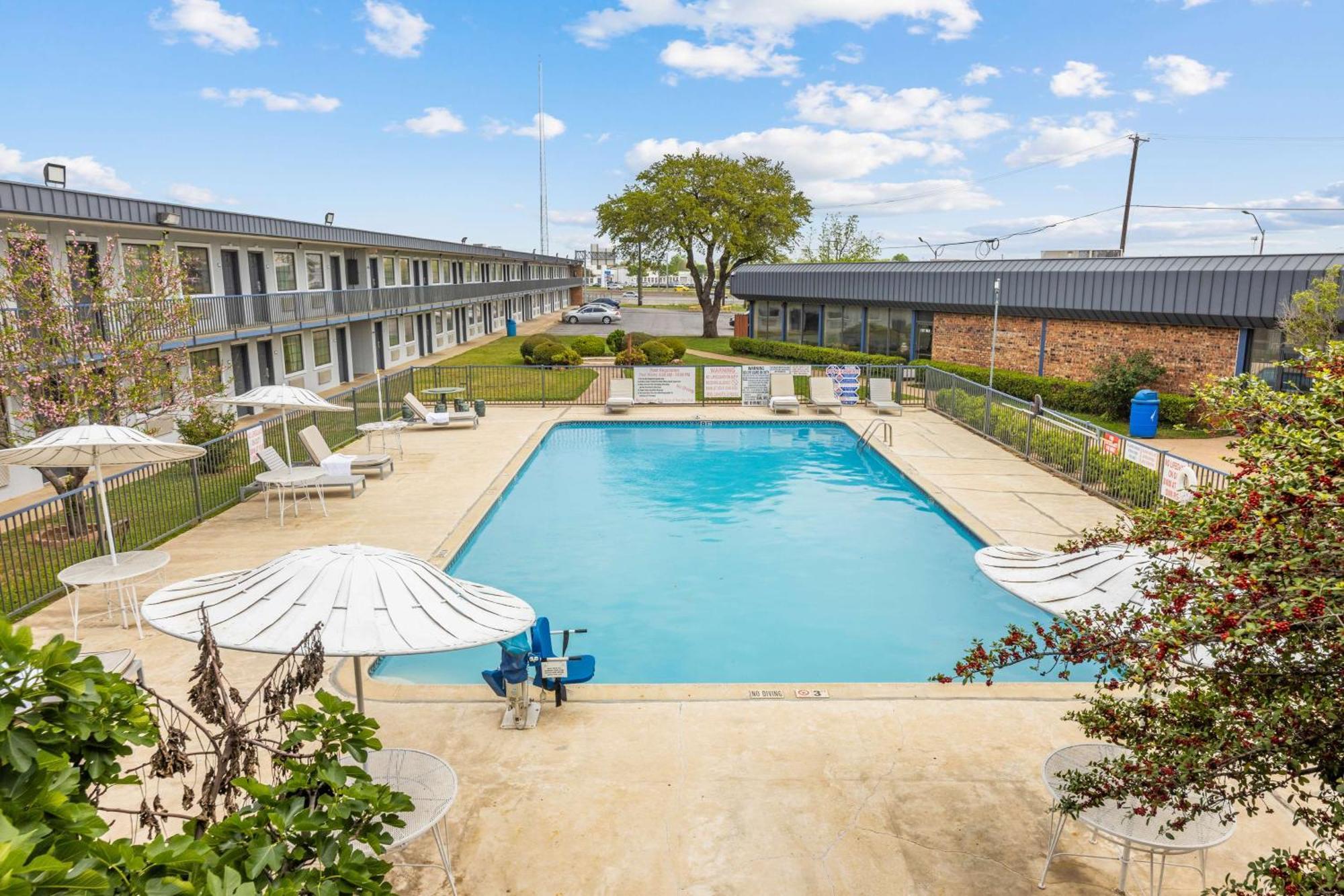 Americas Value Worth/hurst Motel