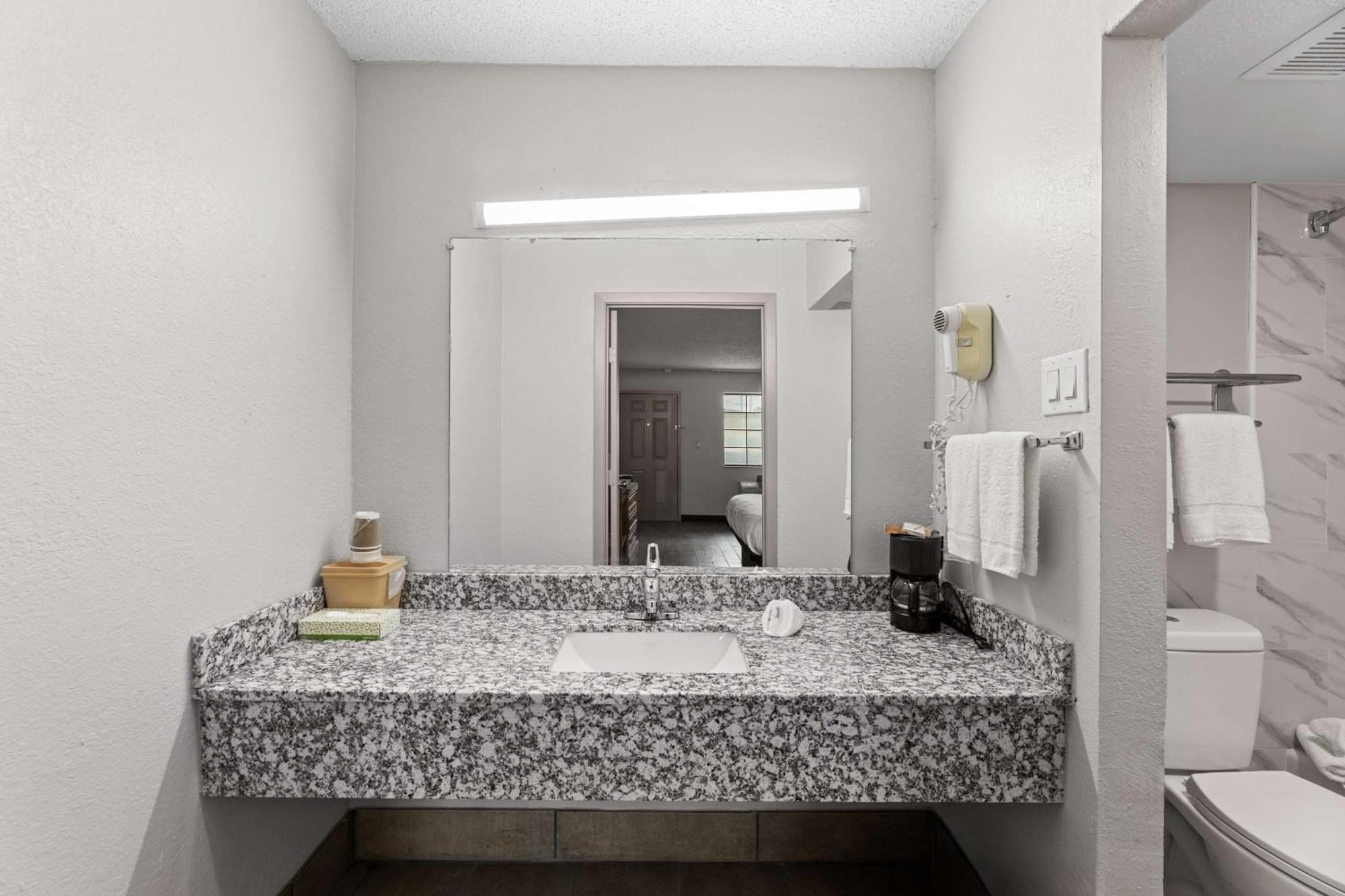 Americas Value Worth/hurst Motel 2*