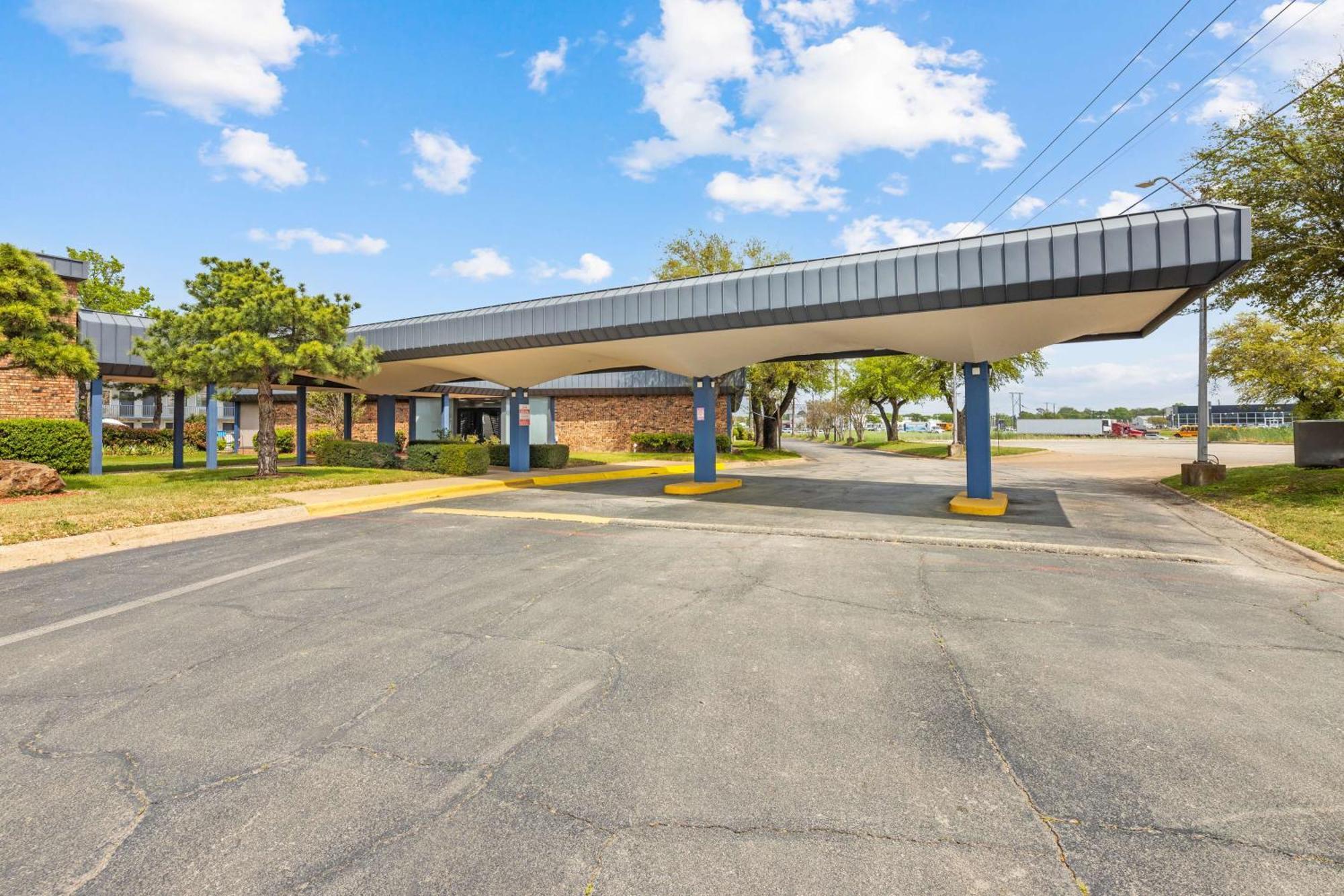Americas Value Worth/hurst Motel 2*